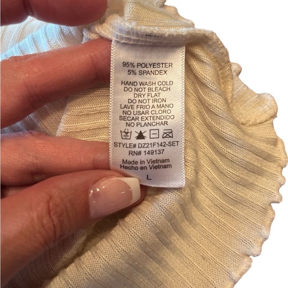 Double Zero Lovely Ribbed Button Front Crop Top Size L - Picture 8 of 8